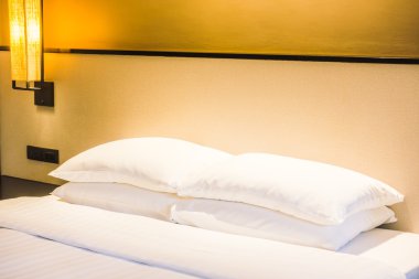 Yatakta güzel lüks beyaz yastıklar