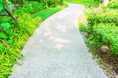 Bahçe etrafında taş yol yol