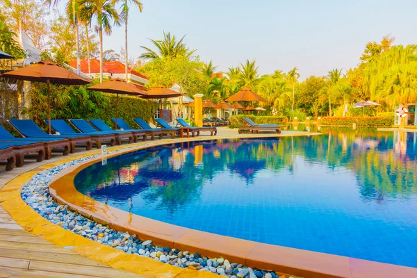 Otel havuzunda yüzme havuzu