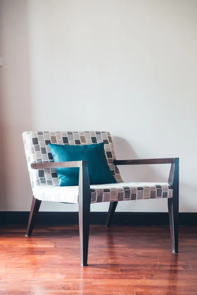 Chaise en bois vide avec oreiller — Photo