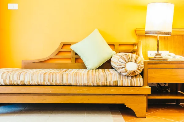 Sofá de madeira vazio e cadeira — Fotografia de Stock