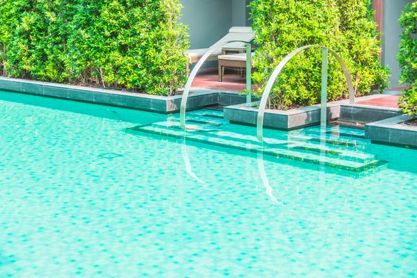 Gyönyörű luxus szabadtéri úszómedence — Stock Fotó