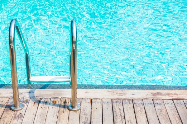 Escadas na piscina — Fotografia de Stock