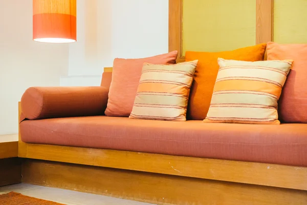 Almohadas en la decoración del sofá — Foto de Stock