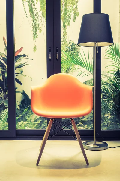 Πορτοκαλί πολυθρόνα με φως λαμπτήρα — Φωτογραφία Αρχείου