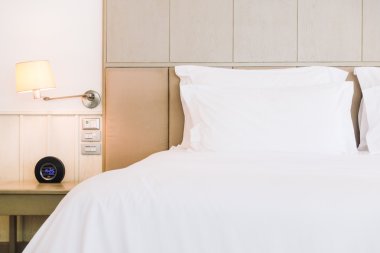 Yatakta güzel lüks yastıklar