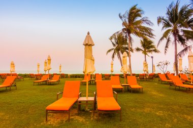 Boş şemsiye ve plaj sandalye