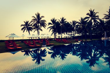 Ve Yüzme Havuzu palmiye ağaçlarının Silhouettes