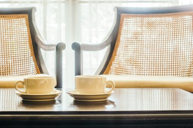 tablo üzerinde beyaz kahve bardağı