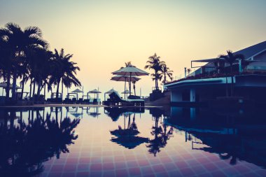 Günbatımı zaman palmiye ağaçlarının Silhouettes