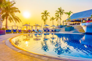 Günbatımı zaman palmiye ağaçlarının Silhouettes