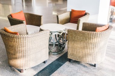 Boş masa ve sandalye