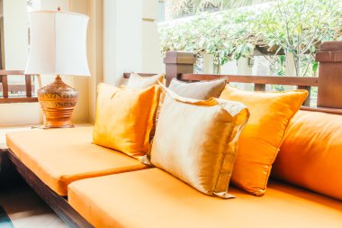 Boş tahta kanepe ve sandalye