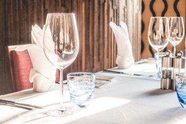 yemek için Tablo ayarı ile şarap bardakları