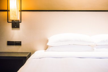 Yatakta güzel lüks beyaz yastıklar