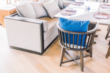 Boş sandalye ve yemek için Tablo ayarı