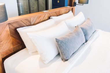 Yatakta güzel lüks yastıklar