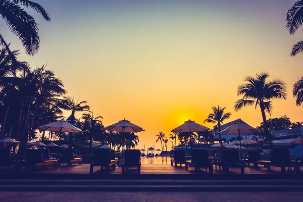 Günbatımı zaman palmiye ağaçlarının Silhouettes — Stok fotoğraf