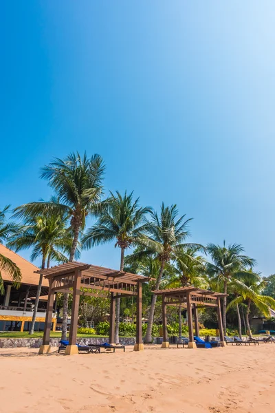 Hermosa playa y mar con palmeras —  Fotos de Stock