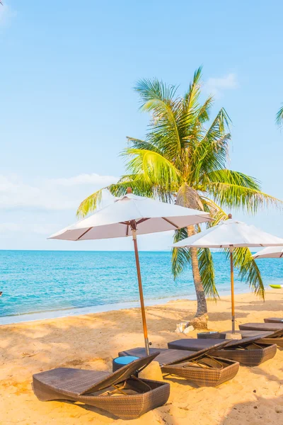 Sombrillas y sillas en la playa tropical —  Fotos de Stock