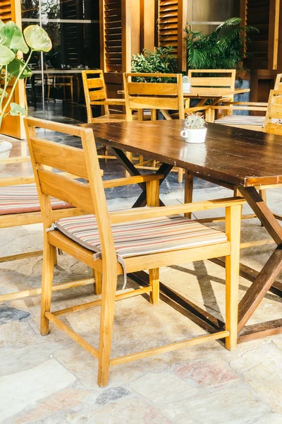 Boş masa ve sandalye