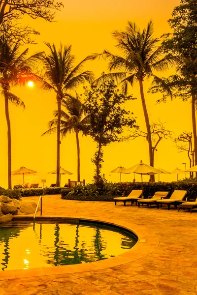 Piscina no resort ao nascer do sol — Fotografia de Stock