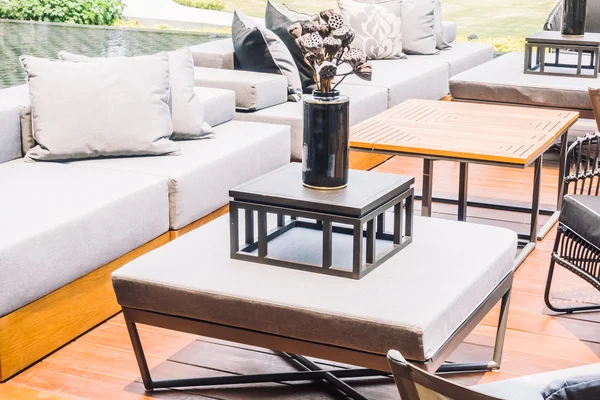 Schöne moderne Luxuskissen auf Sofa — Stockfoto