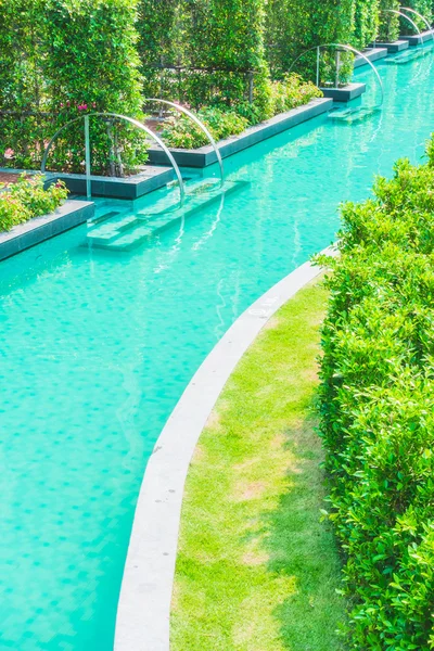 美丽的豪华室外游泳池 — 图库照片