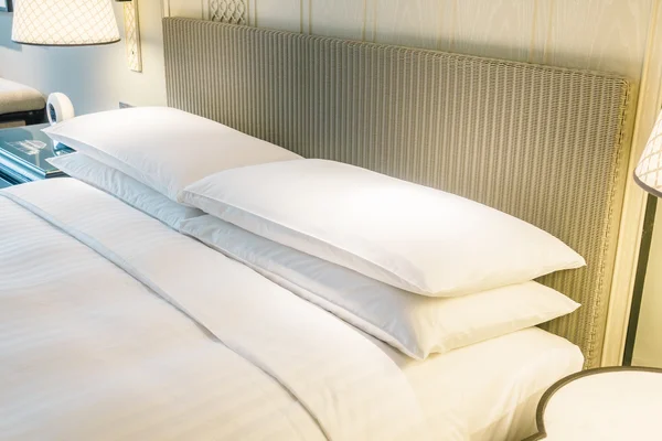 Красиві розкішні білі подушки на ліжку — стокове фото