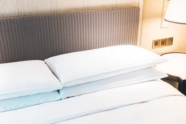 Yatakta güzel lüks beyaz yastıklar — Stok fotoğraf