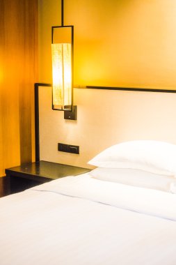 Yatakta güzel lüks beyaz yastıklar