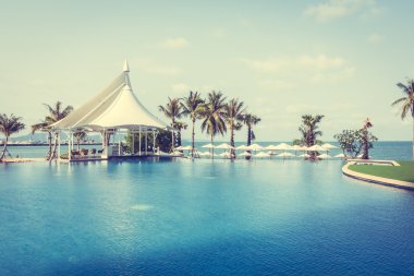 Şemsiyeleri ve sandalyeler Yüzme Havuzu etrafında