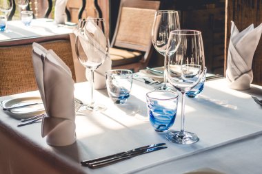 yemek için Tablo ayarı ile şarap bardakları