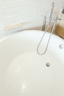 Dekorasyon beyaz küvet ve musluk evye