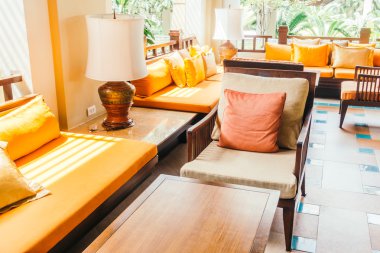 Boş tahta kanepe ve sandalye