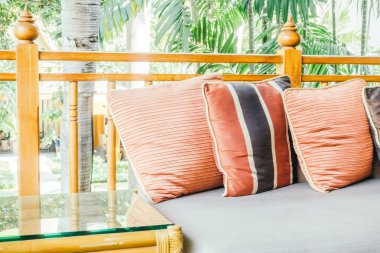 Yastıklar kanepeler dekorasyon