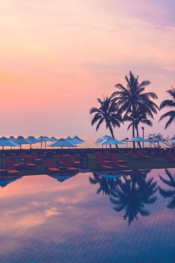 Ve Yüzme Havuzu palmiye ağaçlarının Silhouettes