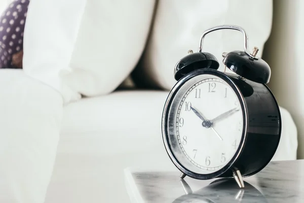 Утренние часы и будильник — стоковое фото