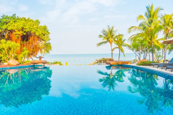 Bella piscina di lusso — Foto Stock