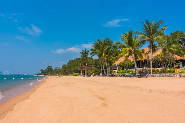 Mooi strand en zee met palmbomen — Stockfoto