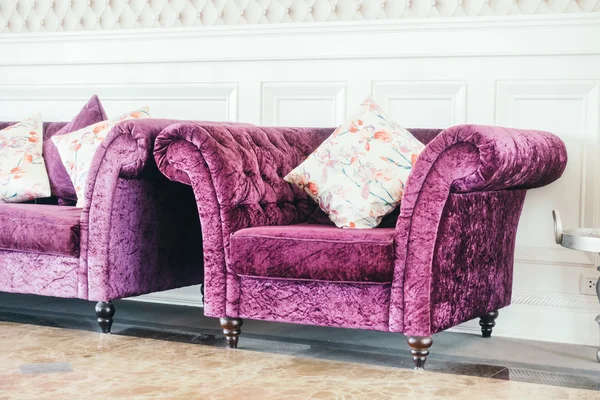Hermosas almohadas de lujo en sofás — Foto de Stock