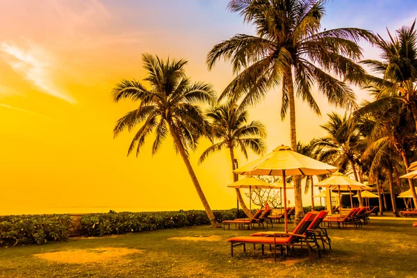 Parasols et chaises longues vides sur la plage — Photo