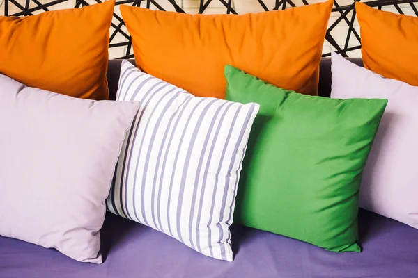 Güzel lüks yastıklar Divan