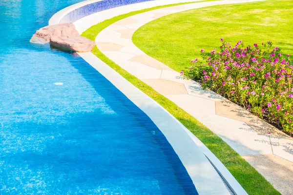 Hermosa piscina — Foto de Stock