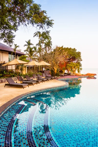 Hermosa piscina de lujo —  Fotos de Stock