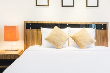 Yatakta güzel lüks yastıklar