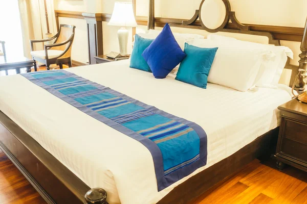 Подушки на кровати с легким ремнем — стоковое фото