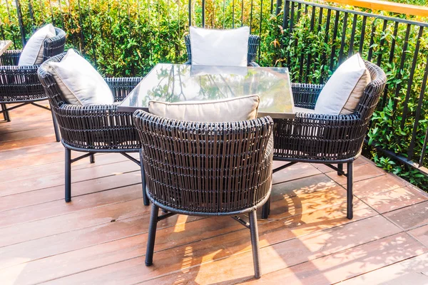 Empty table and chairs — Stock Photo, Image