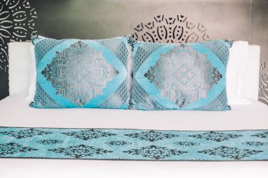 Yatakta güzel lüks yastıklar