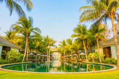 Şemsiyeleri ve sandalyeler Yüzme Havuzu etrafında